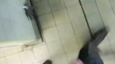 Pompini nei bagni pubblici