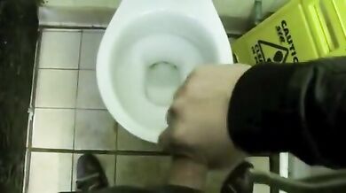 Pompini nei bagni pubblici