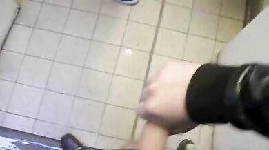 Pompini nei bagni pubblici