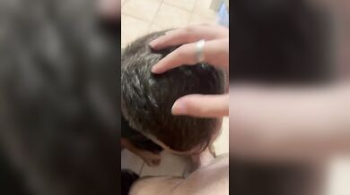Ragazzo italiano succhia un cazzone enorme in ginocchio