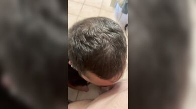 Ragazzo italiano succhia un cazzone enorme in ginocchio