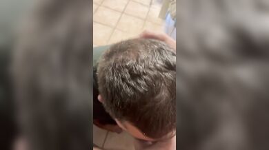 Ragazzo italiano succhia un cazzone enorme in ginocchio