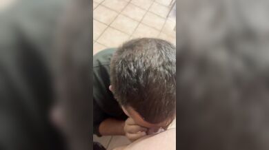 Ragazzo italiano succhia un cazzone enorme in ginocchio