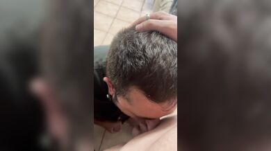 Ragazzo italiano succhia un cazzone enorme in ginocchio