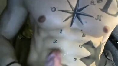 Ragazzo sexy muscoloso e tatuato si sega e si sborra addosso