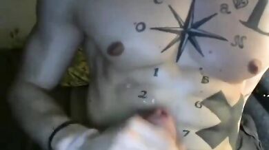 Ragazzo sexy muscoloso e tatuato si sega e si sborra addosso