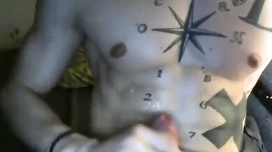 Ragazzo sexy muscoloso e tatuato si sega e si sborra addosso