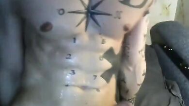 Ragazzo sexy muscoloso e tatuato si sega e si sborra addosso