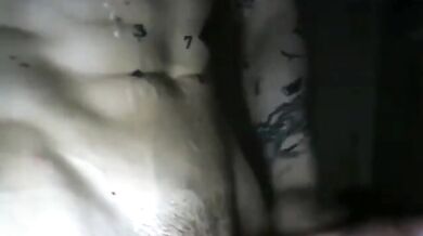 Ragazzo sexy muscoloso e tatuato si sega e si sborra addosso