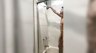 Bellissimo ragazzo brunetto si sega sotto la doccia
