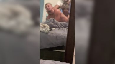 L'uomo nero con il cazzo enorme sfonda la puttanella bionda