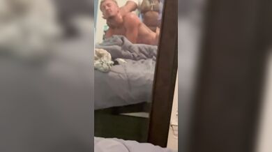 L'uomo nero con il cazzo enorme sfonda la puttanella bionda