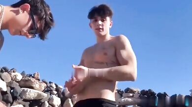 Due gay italiani si tirano il cazzo nascosti in spiaggia fino a sborrare