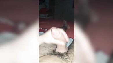 Questo ragazzo italiano si sborra tutto il cazzo grosso da solo