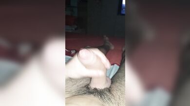Questo ragazzo italiano si sborra tutto il cazzo grosso da solo