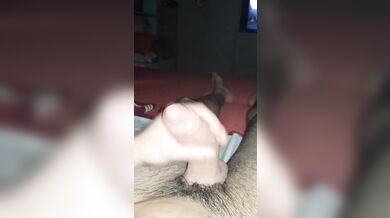 Questo ragazzo italiano si sborra tutto il cazzo grosso da solo