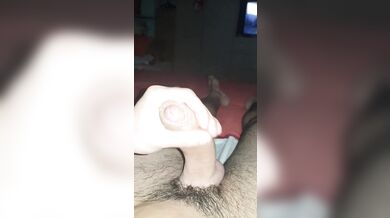 Questo ragazzo italiano si sborra tutto il cazzo grosso da solo