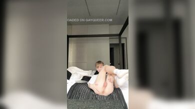 Twink magro si sega il cazzetto e si ficca le dita nel culo