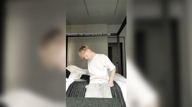 Twink magro si sega il cazzetto e si ficca le dita nel culo