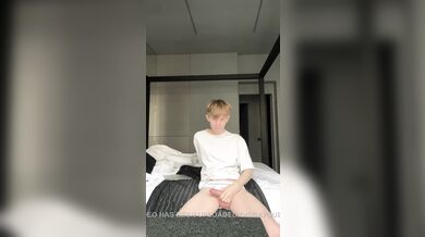 Twink magro si sega il cazzetto e si ficca le dita nel culo