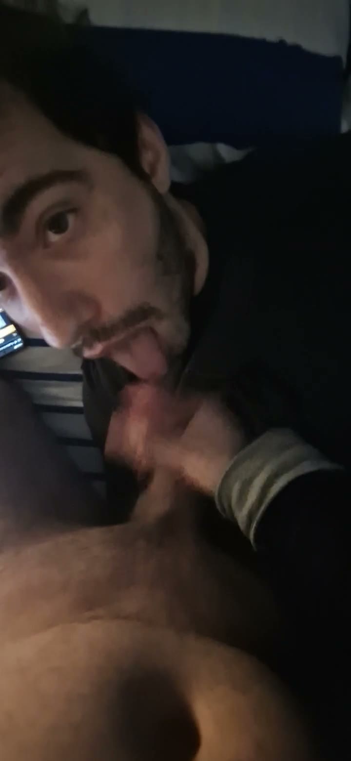 Guardo il mio ragazzo mentre ti succhia il cazzo in POV