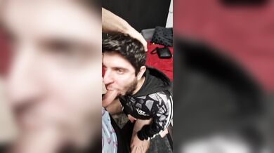 Gli faccio un pompino al fidanzato e me lo godo tutto intero
