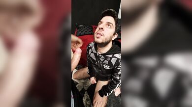 Gli faccio un pompino al fidanzato e me lo godo tutto intero