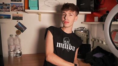 Twink si ficca un dildo grosso nel culo e se lo spinge tutto