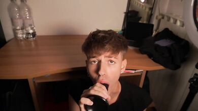 Twink si ficca un dildo grosso nel culo e se lo spinge tutto