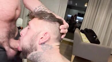 Figliastro mi ingoia il CAZZO enorme non circonciso da daddy
