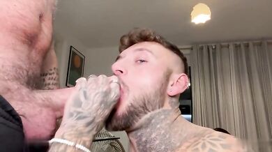 Figliastro mi ingoia il CAZZO enorme non circonciso da daddy