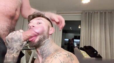 Figliastro mi ingoia il CAZZO enorme non circonciso da daddy