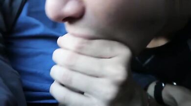 Twink mi succhia il CAZZONE sull'autobus e quasi ci beccano