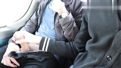 Twink mi succhia il CAZZONE sull'autobus e quasi ci beccano