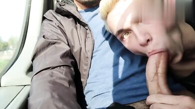 Twink mi succhia il CAZZONE sull'autobus e quasi ci beccano