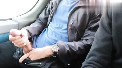 Twink mi succhia il CAZZONE sull'autobus e quasi ci beccano