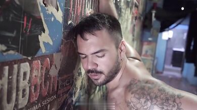 Latino peloso si fa sfondare bareback dal papà non circonciso