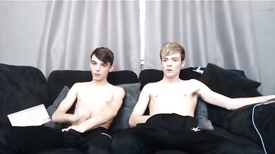 Twink britannici col cazzo grosso si succhiano e si inculano a dovere