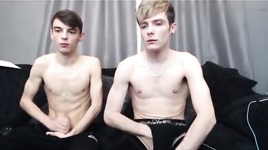 Twink britannici col cazzo grosso si succhiano e si inculano a dovere