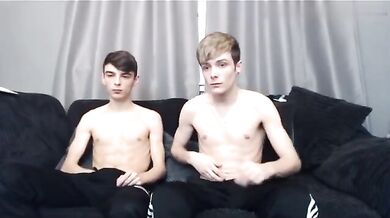 Twink britannici col cazzo grosso si succhiano e si inculano a dovere
