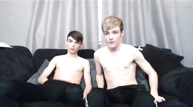 Twink britannici col cazzo grosso si succhiano e si inculano a dovere