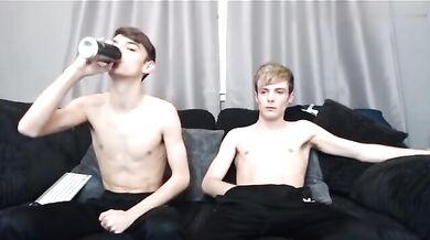 Twink britannici col cazzo grosso si succhiano e si inculano a dovere