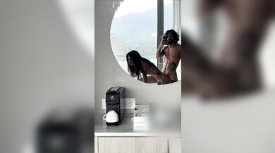 Trans si fa riempire il culo di sborra da un cazzone latino enorme
