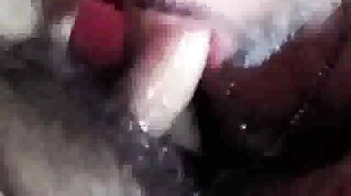 Chi di voi, vuole sbattermi il suo cazzo in bocca?