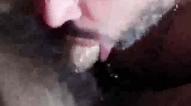 Chi di voi, vuole sbattermi il suo cazzo in bocca?