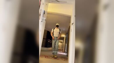 Tre giapponesi si divertono tra di loro
