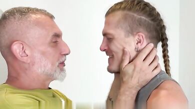 Daddy maturo scopa il jock biondo a pelo senza preservativo