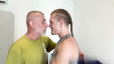 Daddy maturo scopa il jock biondo a pelo senza preservativo