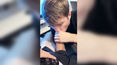 I ragazzi giocano e il vincitore si fa succhiare il cazzo