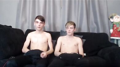 Due gay mostrano i cazzi grossi in pubblico e si seggano